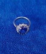 Srebrny pierścionek z granatowo-niebieskim oczkiem