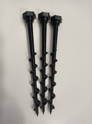 Kotwy gruntowe mocowania stacji bazowej i zadaszenia robota koszącego