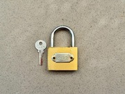 SOLIDNA KŁÓDKA 50MM | ZAMEK JARZMOWY ZATRZASKOWY | GRUBY KORPUS!