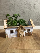 Drewniane donice w formie domków.