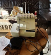 Owerlok 4-nitkowy Husqvarna Viking Huskylock 901 + stopki/instrukcja/akces