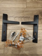 Dwie czarne klamki do drzwi 