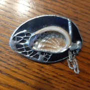 Stara, oryginalna broszka, z naturalną muszlą i szkłem