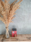 Drewniany domek czerwony dekoracja