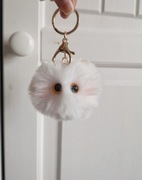 Brelok pompon futerko biały kotek.