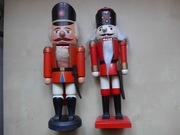 Żołnierze z szablami, idą do boju z orzechami