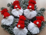 Świąteczne skrzaty, mikołajki, gnomy na choinkę czerwone