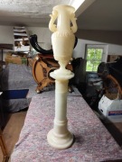 Unikatowy, bardzo ciężki alabastrowy postument z amforą – 127 cm, 100 lat