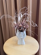 Box wazon głowa z suszonymi kwiatami