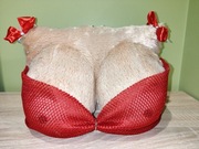 Zabawna poduszka biust w staniku, upominek kawalerski, osiemnastka 