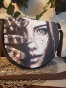 Owalna listonoszka z klapką 