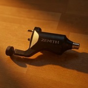 Maszynka do tatuażu Zenith z zasilaczem Pulsar ze stopką