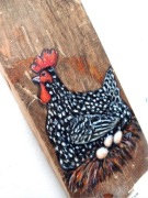 Kura kokoszka i jaja namalowana na starej desce rustykalna Wielkanoc