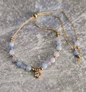 Bransoletka na jedwabnej nitce z akwamarynu ze złotymi dodatkami