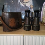 Zabytkowa lornetka wojskowa.