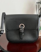 Mała czarna torebka na ramię, z długim paskiem