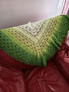 Ciepła chusta szydełkowa w odcieniach zieleni