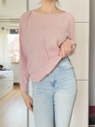 Pudrowo różowy sweter