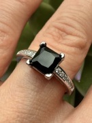 Piękny srebrny klasyczny pierścionek 925 z czarną cyrkonia