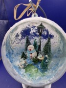 Bombka ręcznie wykonana z bałwankiem przy latarni 