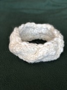 Ręcznie robiona opaska na głowę – biała, gruby splot, ciepła i stylowa