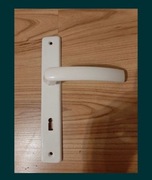 KLAMKA DRZWIOWA BIAŁA Z DŁUGIM SZYLDEM 