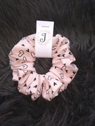 Różowa scrunchie, gumka, frotka w czarne serduszka