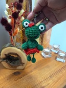 Żabka brelok szydełkowa w czerwonej spódniczce 