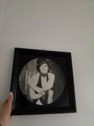 Obraz na szkle w drewnianej ramie – styl retro / kabaret