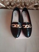 Stylowe damskie mokasyny. Kolor – czarny, złota klamra. Marka – Sabana.