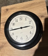 Mały zegar ścienny Quartz 22,7 cm czarny