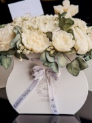 Elegancki bukiet komunijny ze świec i roślin stabilizowanych – pamiątka