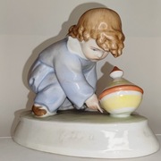 Figurka porcelanowa dziecko z bąkiem Zsolnay Węgry  