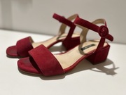 Gino Rossi czerwone zamszowe sandałki na obcasie wygodne skórzane 39