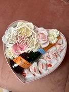 Duży box ślubny w sercu z kwiatami mydlanymi i butelka