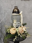 Duży znicz ozdobiony na Dzien Dziadka