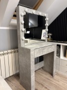 Toaletka z oświetleniem