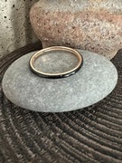 Pandora czarny emaliowany pierścionek Pandora ME 64