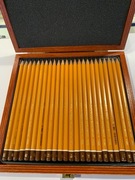 Zestaw ołówków Koh-I-Noor w kasecie drewnianej, grafitowe 8B-10H, 24 szt.