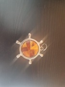 brelok w kształcie steru z syntetycznym bursztynem, połysk