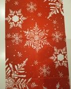 Czerwony świąteczny bieżnik z motywem śnieżynek