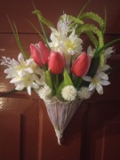 Stroik wiosenny na drzwi dekoracja  parasolka z tulipanami , prezent