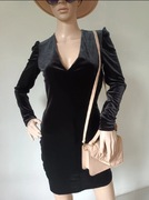 Mini sukienka welurowa w kolorze czarnym. Na ramionach gąbki