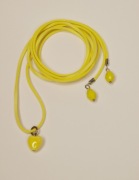 żółty naszyjnik lub pasek z ceramicznym sercem