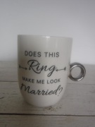 Kubek Does This Ring Make Me Look Married? ZOBACZ 