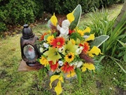 Kompozycja solarna gerbery kalie na grób cmentarz anioł znicz led