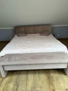 Łóżko z materacem i ławka z szafką robione na zamówienie w Fabryce Snu