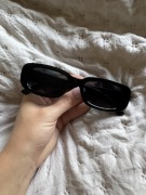 Czarne okulary przeciwsłoneczne