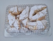 Rogaliki z kruchego ciasta zapiekane z marmoladą posypane cukrem pudrem