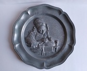 kolekcjonerski talerz cynowy, hafciarka